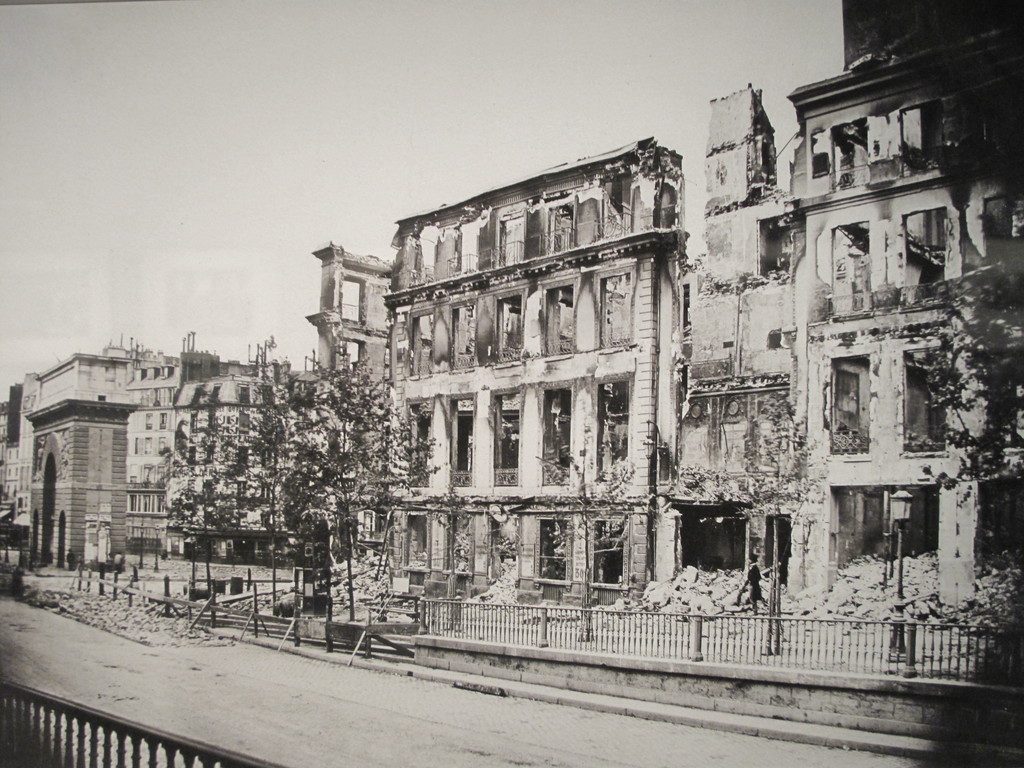 Boulevard Saint-Martin (avec la porte Saint-Martin sur la gauche) après les combats et les incendies de la Commune