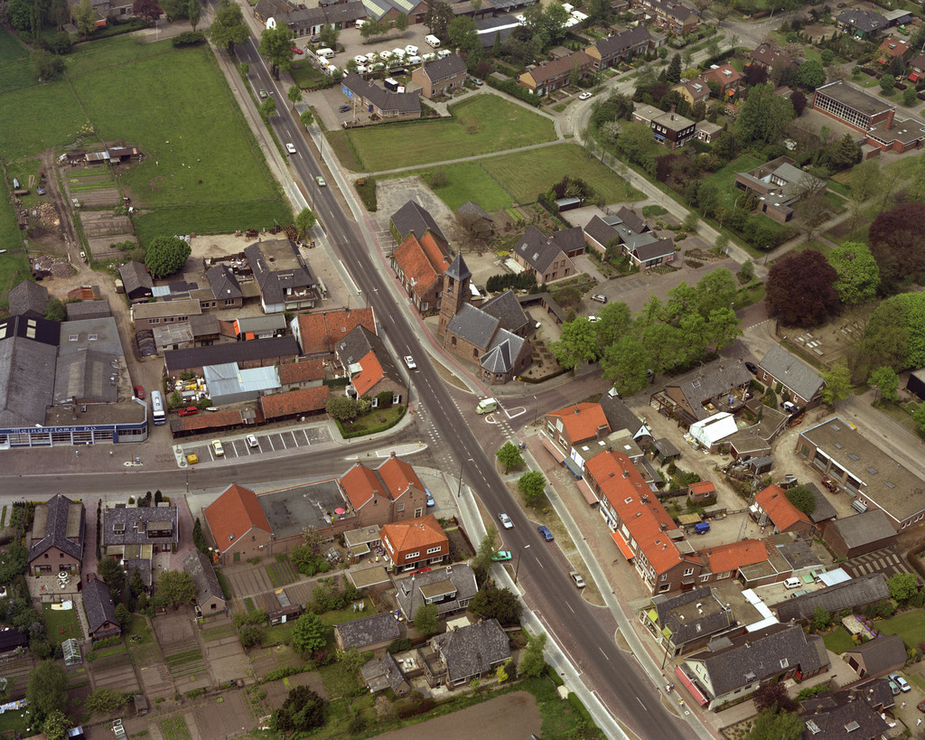 Luchtfoto van de N. H. Michaelkerk en omgeving te Leersum