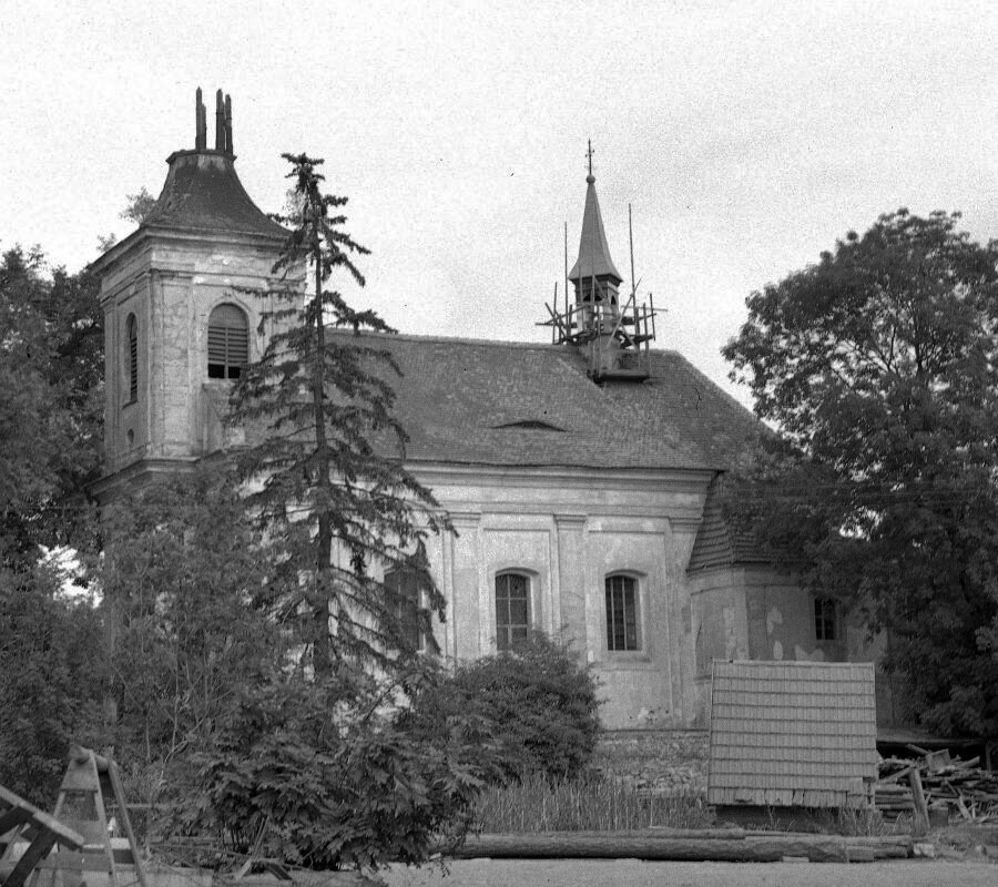 Loukovec, kostel Povýšení sv. Kříže, kostel s poškozenou věží