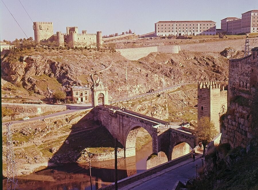 Toledo, Vista del puente de Alcantara, el castillo de San Servando y la Academia de Infanteria