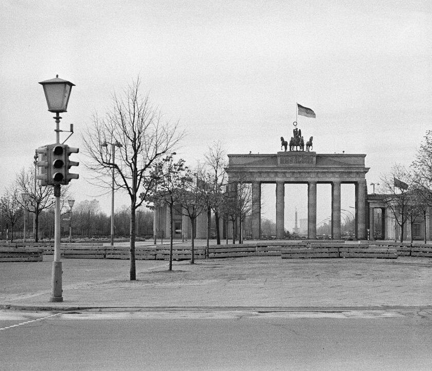 Blick auf die Sperranlagen am Brandenburger Tor