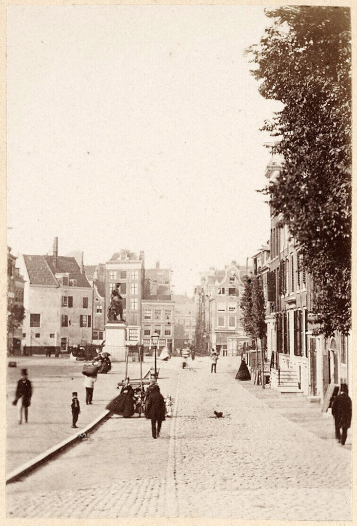 Het Thorbeckeplein gezien naar de Botermarkt met het standbeeld van Rembrandt en de Halvemaansteeg