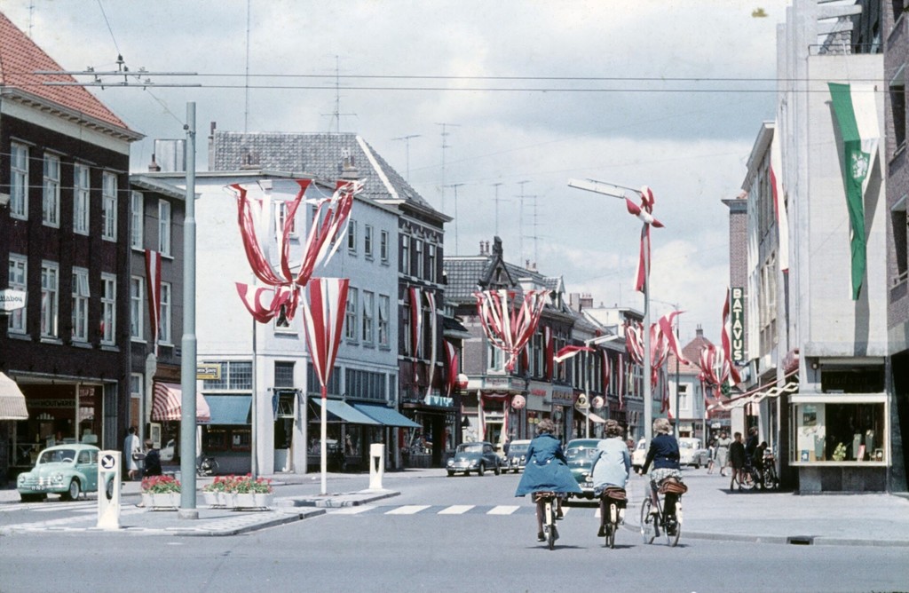 De vlaggen zijn van de AKU-zomerfeesten - Hommelstraat gezien vanaf de Ir. J.P. van Muijwijkstraat