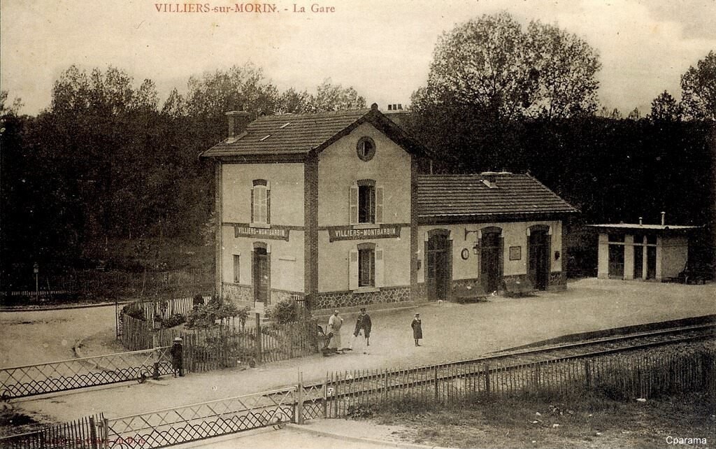 La gare de Villiers-Montbarbin et le passage à niveau