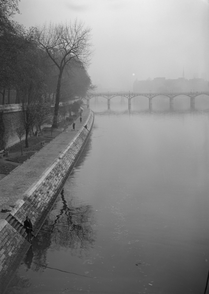 Le port du Louvre et le pont des Arts par temps de brume