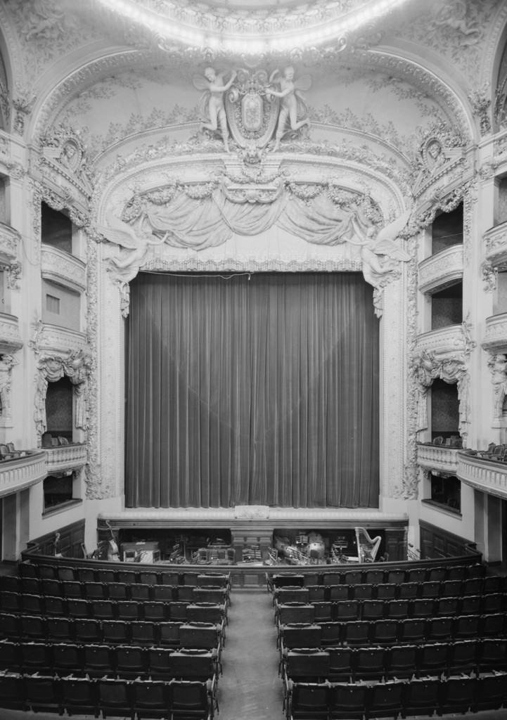 Opéra Comique, place Boieldieu. La scène depuis le fond de la salle