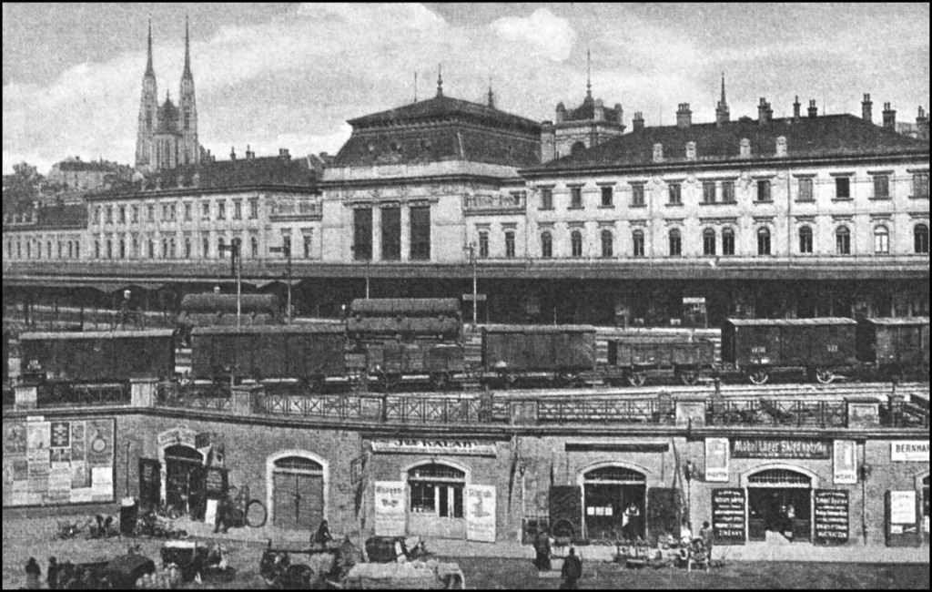 Brno, nádraží. Pohled na kolejiště hlavního nádraží z bývalého hotelu Metropol