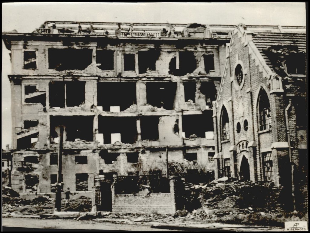 商业媒体和附近的教堂，被日本人摧毁