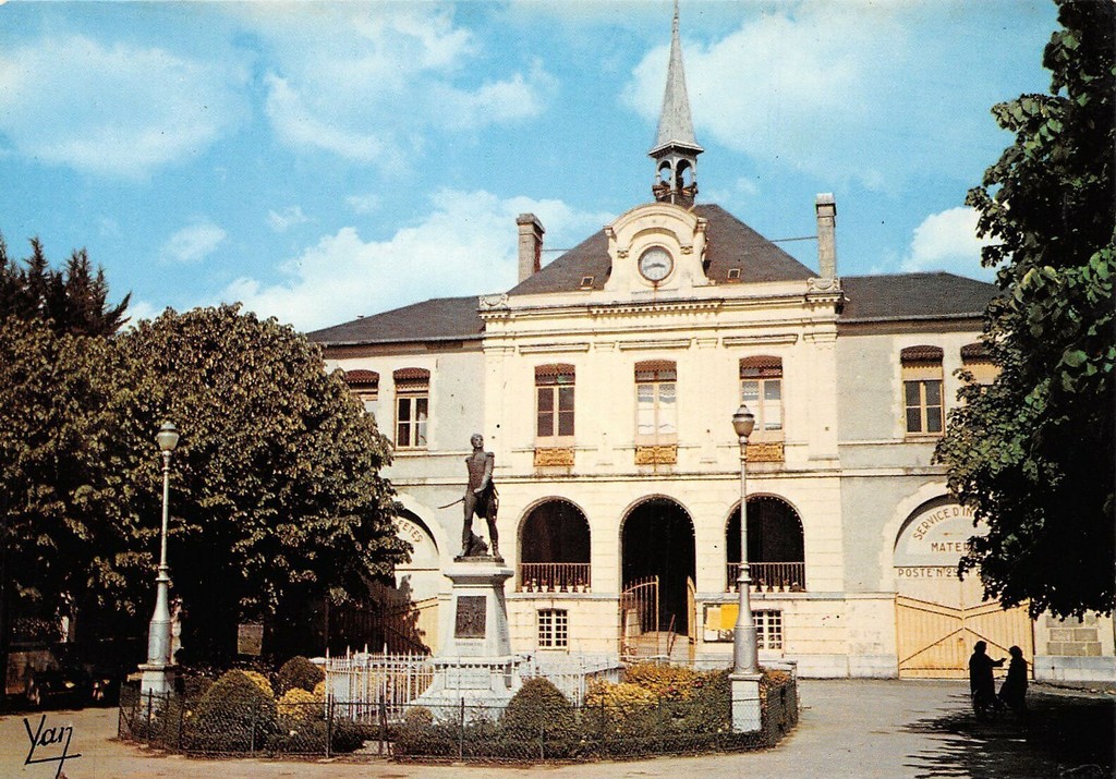 Pontacq. La place de la Mairie et la statue du général Barbanègre