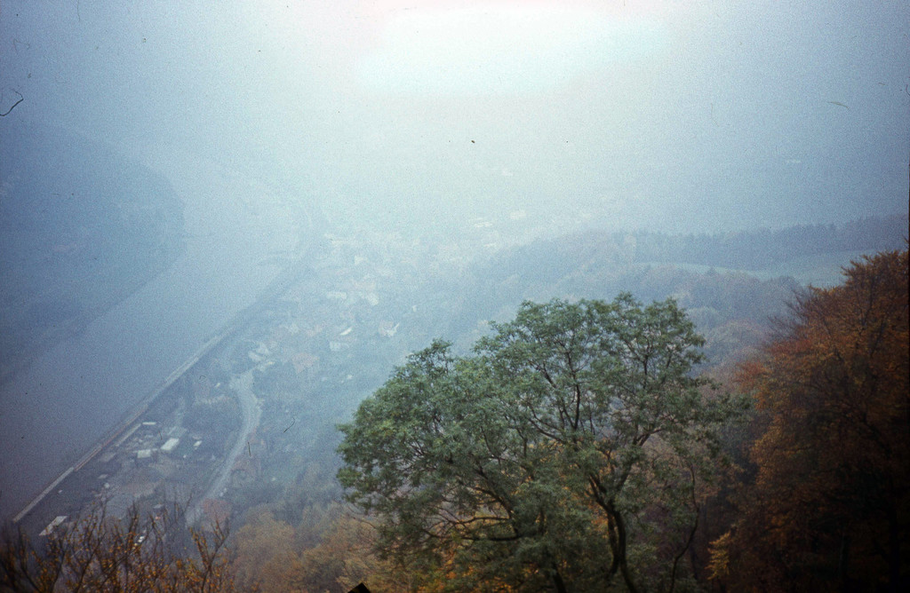 Festung Königstein, Ansicht von r. Elbe und Königstein Stadt. Nebel