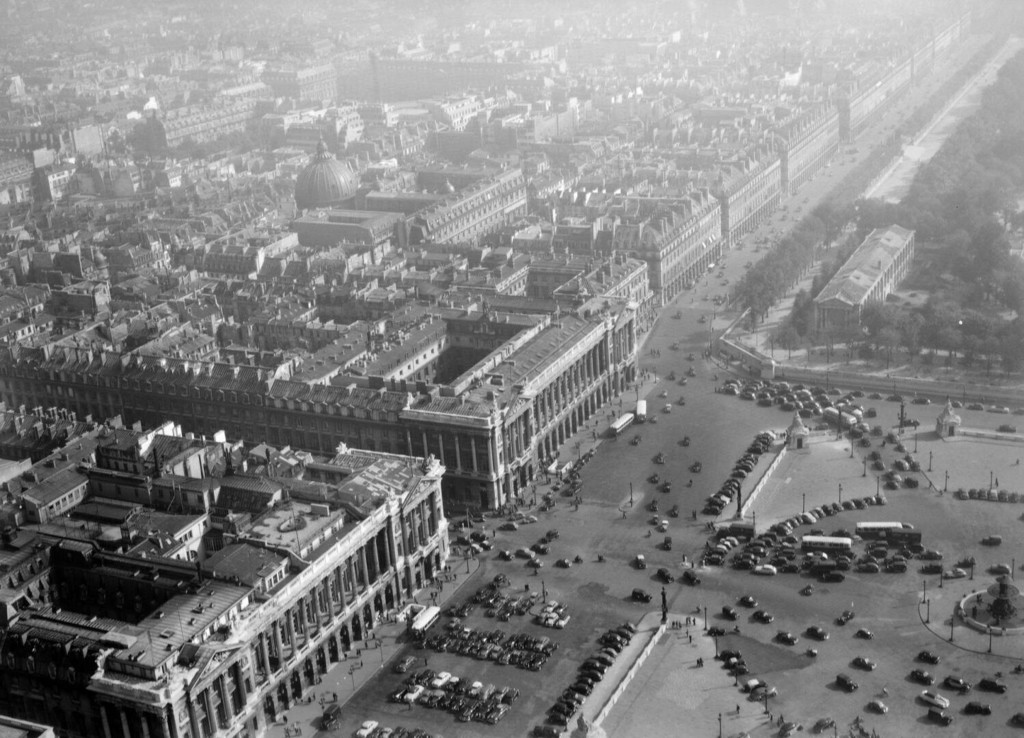 Vue aérienne de Paris: le ministère de la Marine, la place de la Concorde et la rue de Rivoli