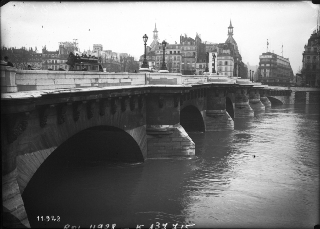 Le Pont-Neuf. L'eau avant et pendant [les] inondations de la Seine