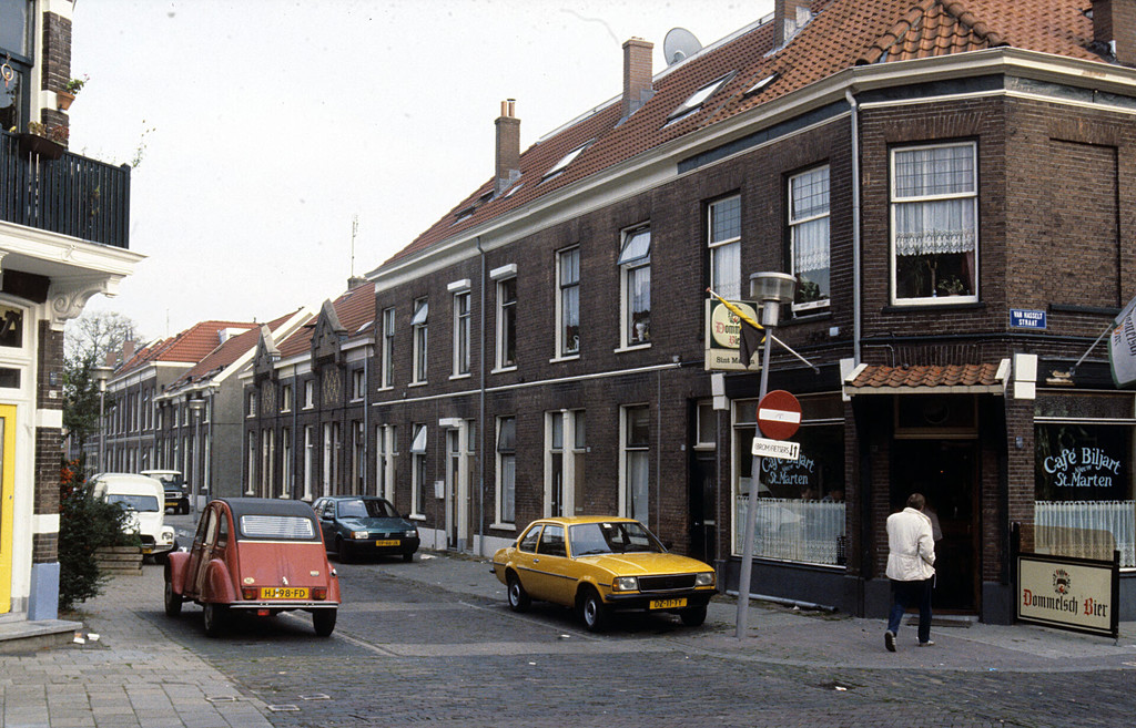 Straatbeeld Nijhoffstraat met rechts Café Biljart St. Marten hoek Nijhoffstraat en Van Hasseltstraat