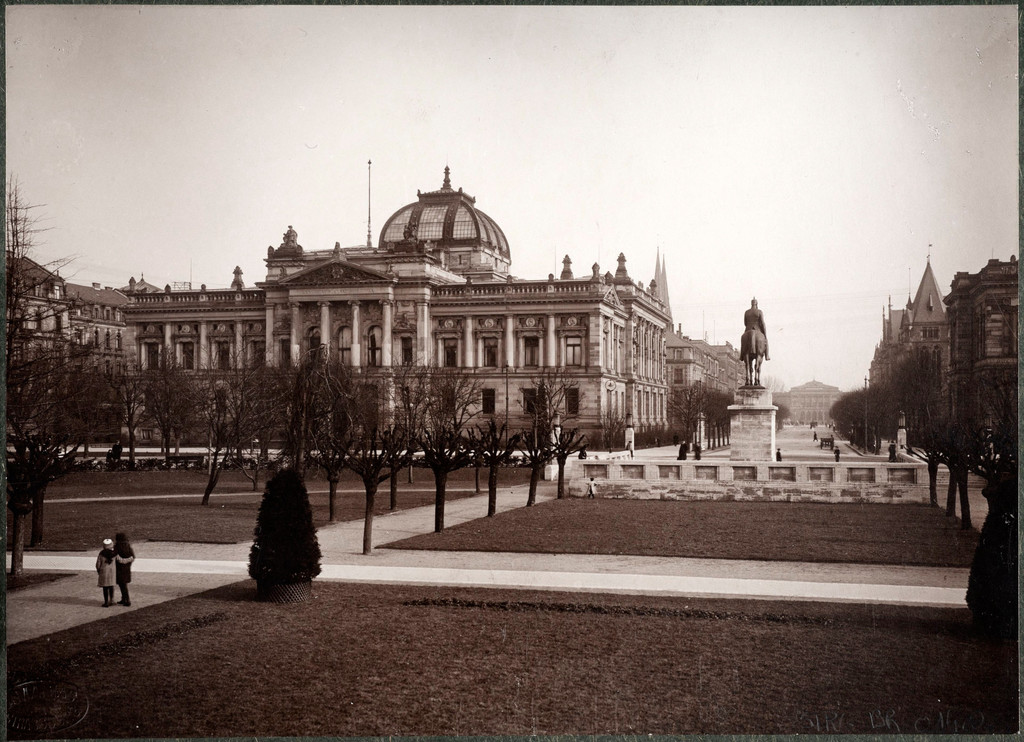 Vue du Kaiserplatz à l'Université et Landesbibliothek. Au premier plan, le monument kaiser wilhelm i
