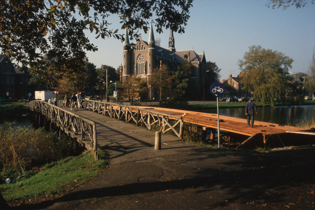 Alkmaar. Bouw van de tweede Kneppelbrug, met zicht op Josephkerk en Kennemersingel