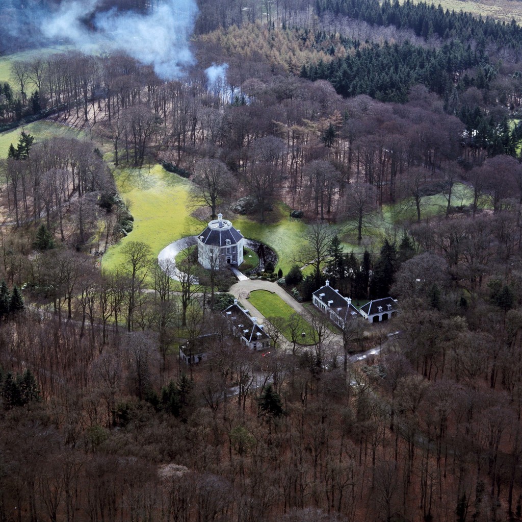 Luchtfoto van kasteel Drakenstein met het bijbehorende landschapspark en bos te Lage Vuursche
