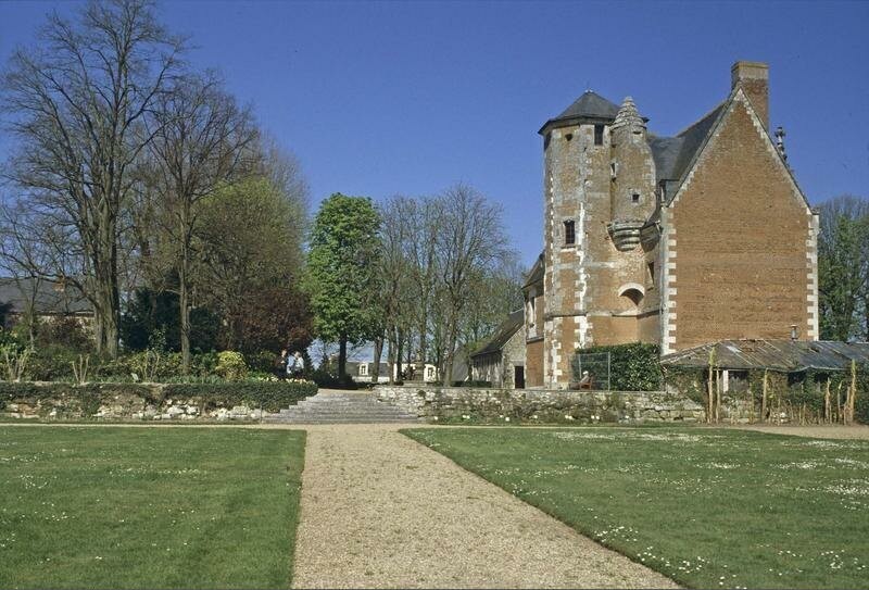 Château du Plessis-lès-Tours. Ensemble sur cour du château de Louis XI