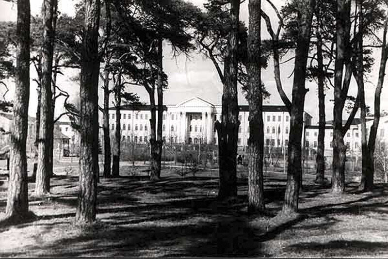 Вид из парка Горького на здание б.военного госпиталя