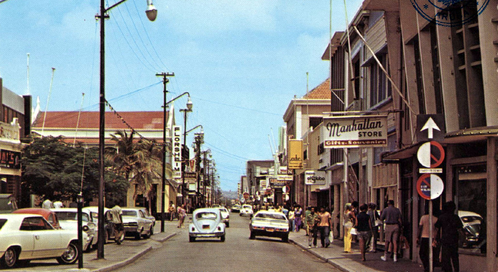 Nassaustraat' of 'Mainstreet', het drukke winkelcentrum van Aruba