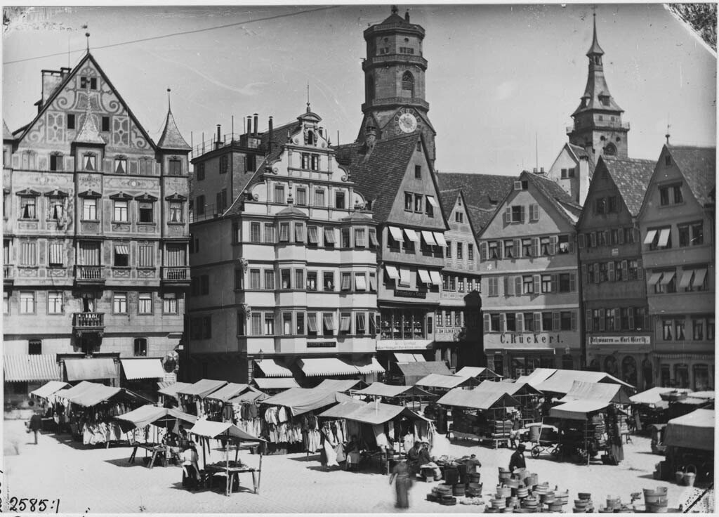 Marktplatz (Westseite) und Stiftskirche / The old Market Place