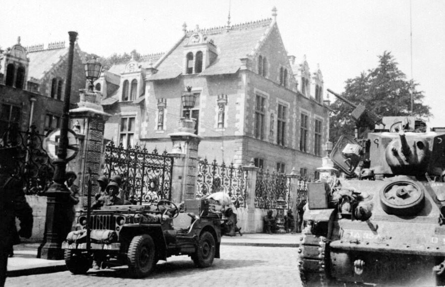 Armée américaine devant l'hôtel Groslot, place de l'Etape