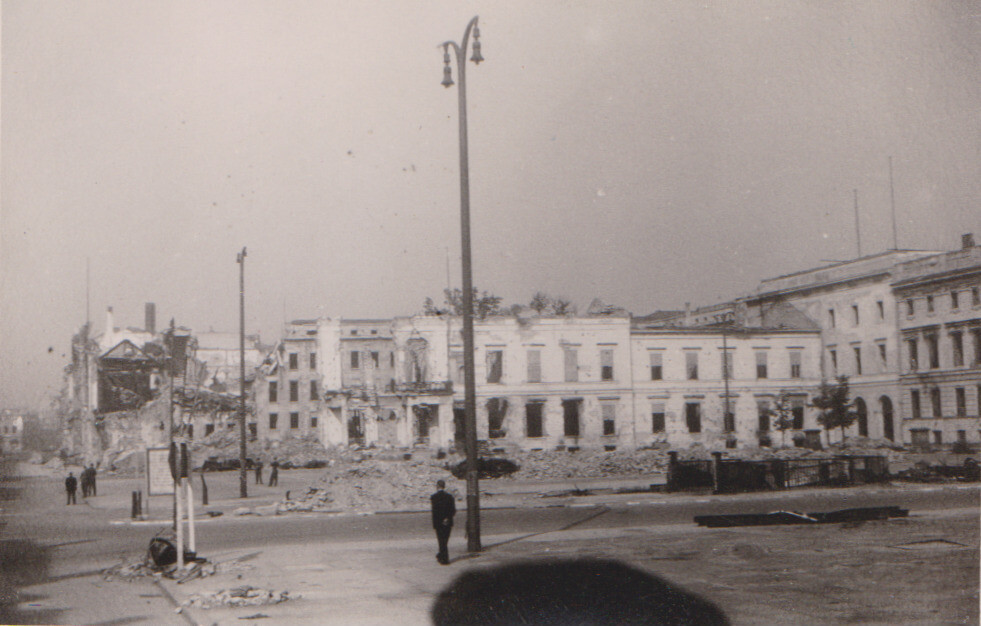 Zerstörtes Gebäude des Propagandasministeriums auf Wilhelmplat
