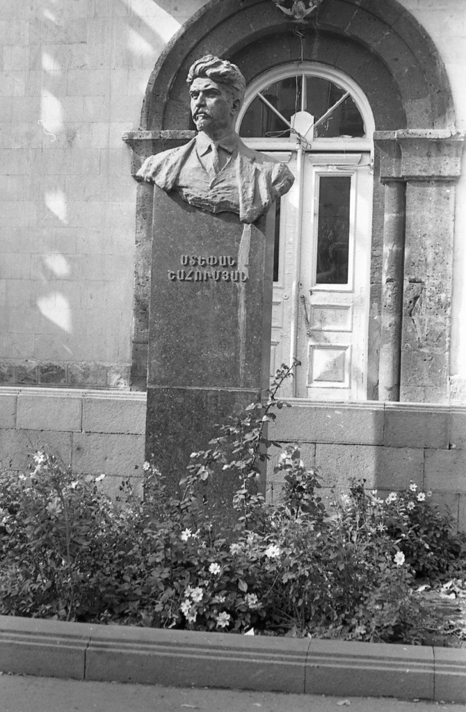 Ստեփան Շաումյանի հուշարձանը նրա անվան թիվ 1 դպրոցի մոտ