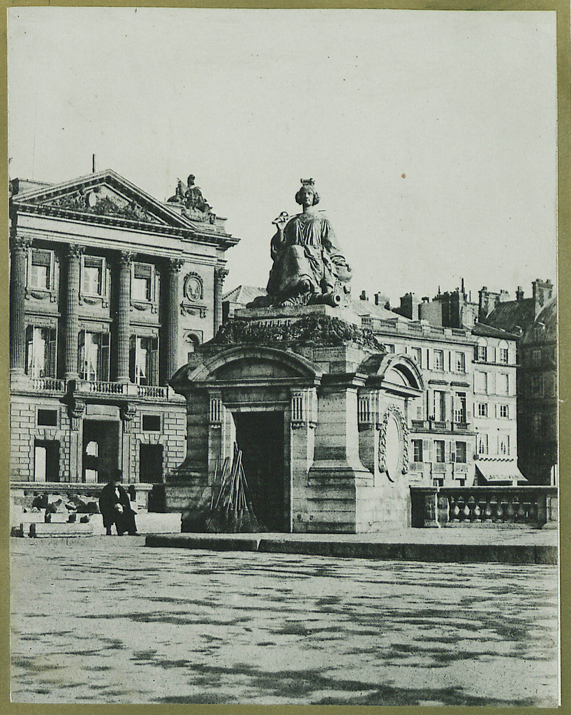 Statue de la ville de Lille sur la place de la Concorde