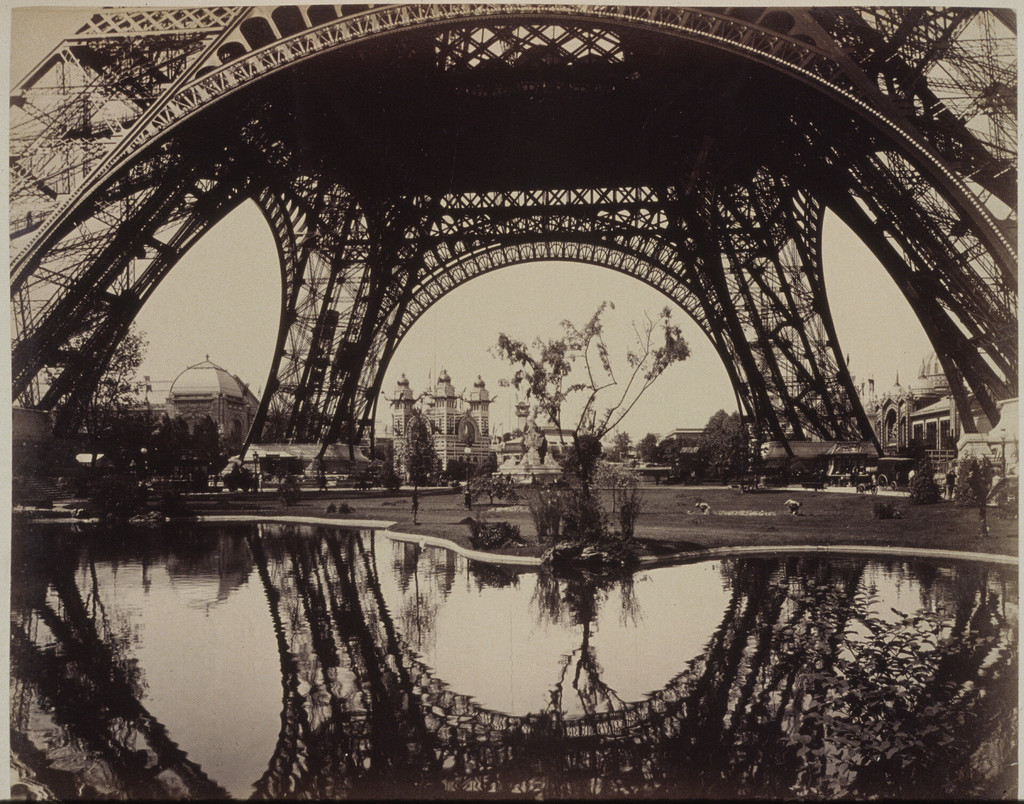 Exposition universelle de 1889: bâtiments exposés à travers la partie inférieure de la Tour Eiffel