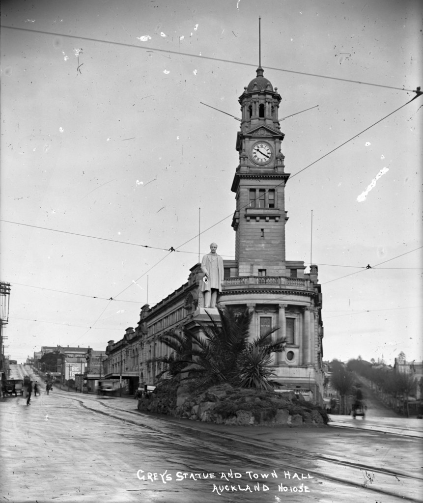 Auckland. Town Hall. Queen Street / Greys Avenue. Statue of Sir George Grey