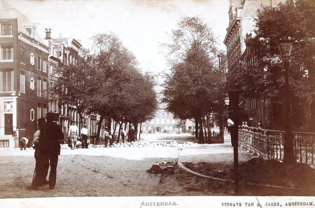 Bestratingswerkzaamheden op de brug over de Herengracht bij de gedempte Warmoesgracht (Raadhuisstraat)