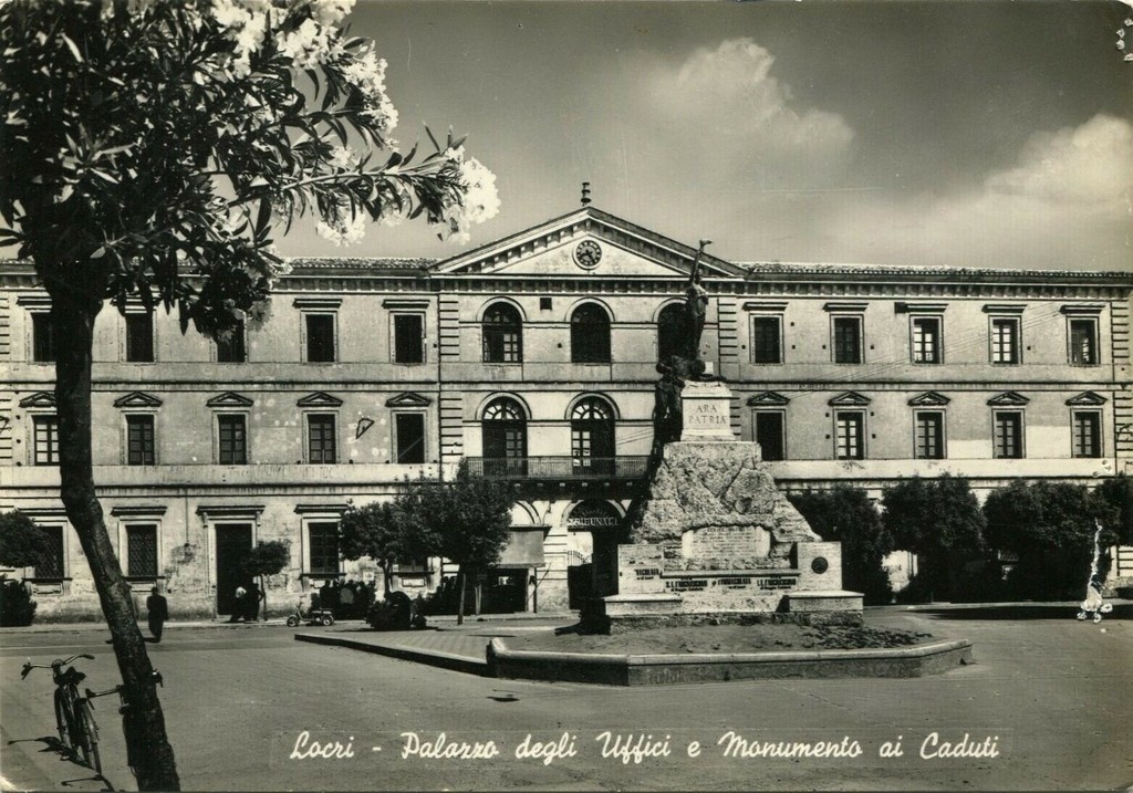 Locri, Palazzo degli Uffici e Monumento ai Caduti di Gerace Marina nello Prima Guerra Mondiale