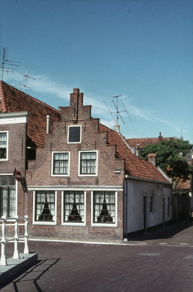 Woning met trapgevel, hoek Hofstraat, zicht vanaf Hofstraatbrug