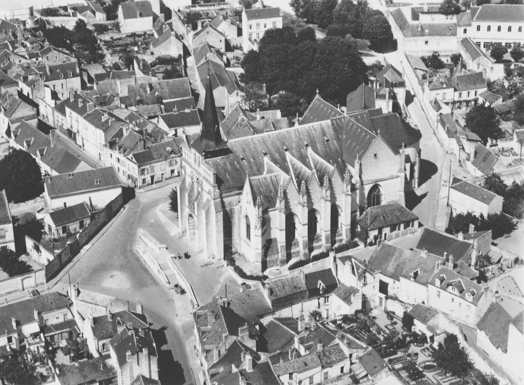Saumur. Église Notre-Dame-de-Nantilly. Vue aérienne