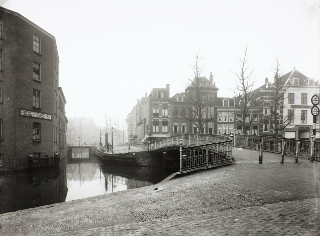 Oude Karnemelksbrug van Nieuwe Rijn naar Botermarkt