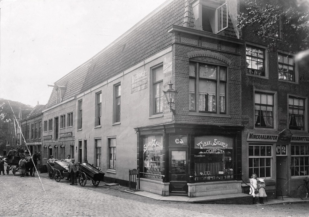 De hoek Torenburg (links) - Kooltuin