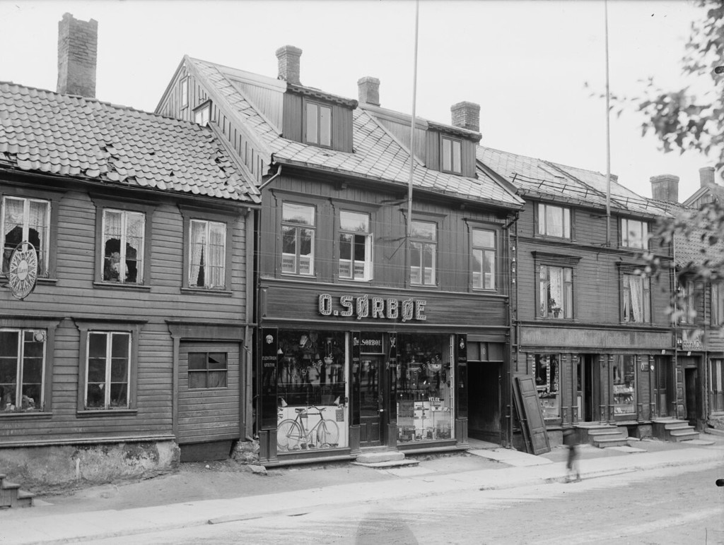 Forretninger i Kirkegata 10-14. J. Larsen, O. Sørbøe og Wiiks hotell og café, Tromsø