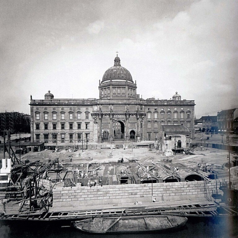 Errichtung des Nationaldenkmals auf dem Schloßplatz