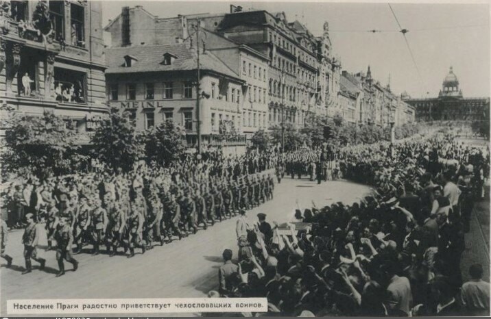 Obyvatelé Prahy radostně vítají československé vojáky