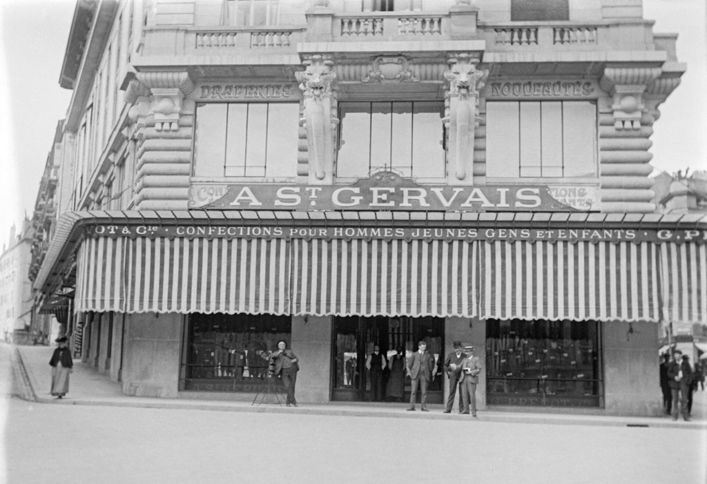 Place de Saint-Gervais, magasin à St. Gervais
