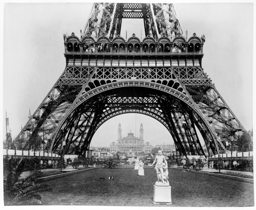 Exposition universelle de 1889: base de la Tour Eiffel, avec le Trocadéro Palace en arrière-plan