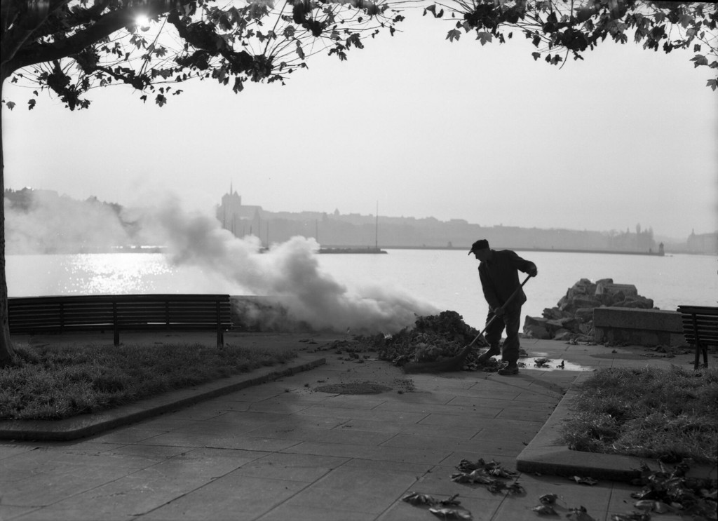 Quai Gustave-Ador: débarcadère, un employé de la voirie brûle des feuilles mortes