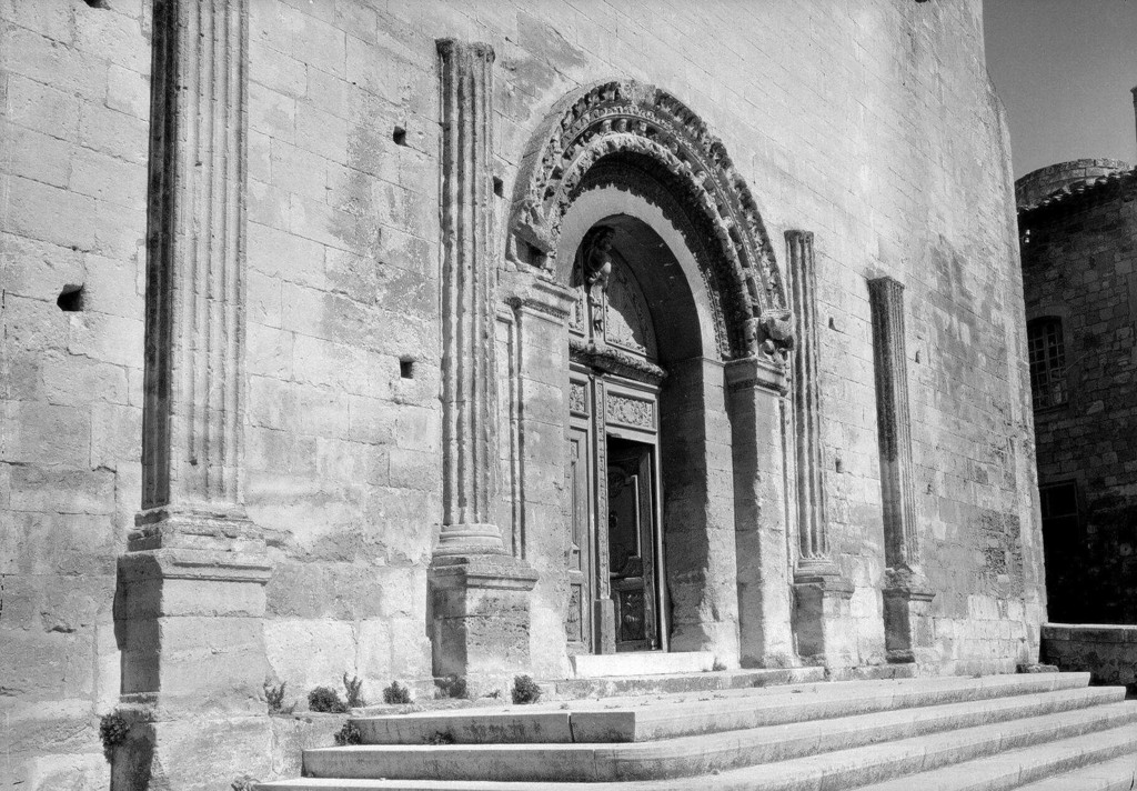 Saint-Paul-Trois-Châteaux. Le portail de la cathédrale Notre-Dame