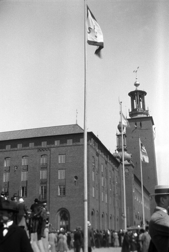 Människor vid invigningen av Stockholms stadshus