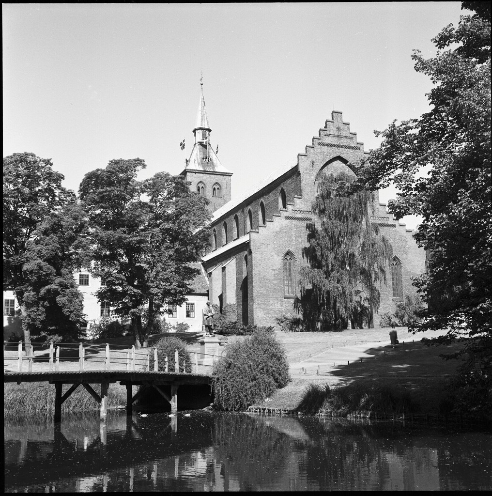Eventyrparken og Sankt Knuds Kirke