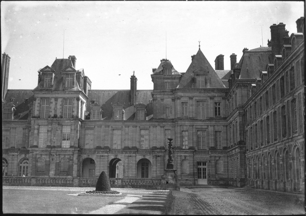 La Seine-et-Marne. Panorama de la cour d'honneur du Palais de Fontainebleau