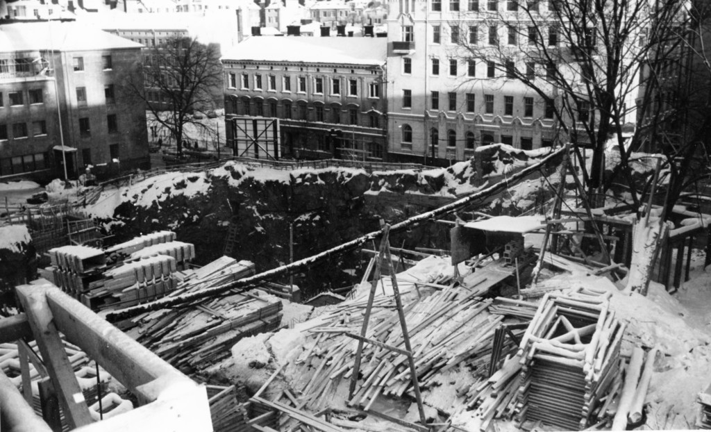 Valtionarkiston lisärakennustyömaa Helsingissä tammikuussa