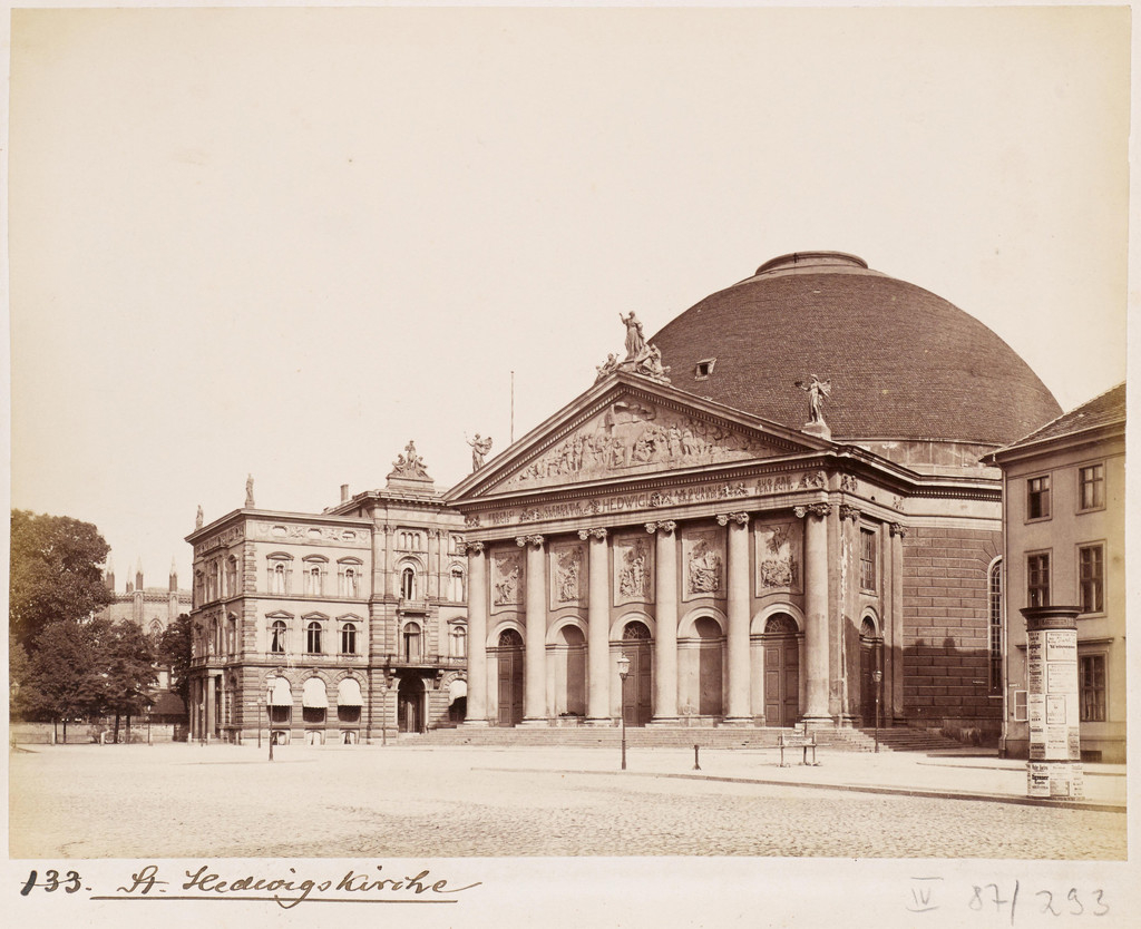 Die Katholische Hedwigskirche am Opernplatz