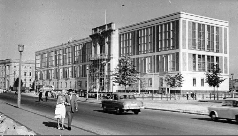 Neues Gebäude des Staatsrates der DDR an der Südseite des Marx-Engels-Platzes