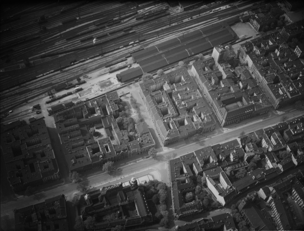 Luftaufnahme mit Bahnhof und Kaiser Friedrich Museum (unten links)
